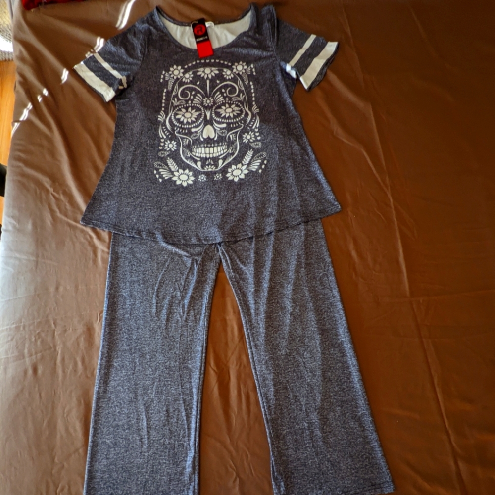 Women's 2 piece Loungewear Skull Sz: LG/XL NWT